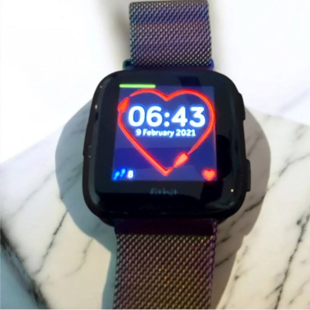 Fitbit Versa Smartwatch with Mesh Band and Charger - Picture 3 of 3